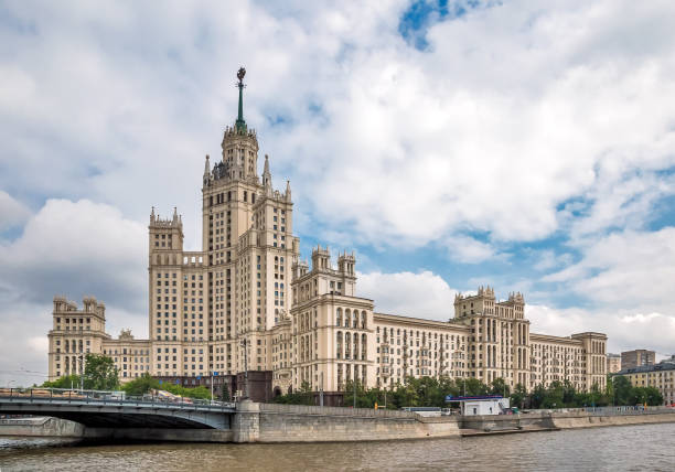 edificio del terraplén kotelnicheskaya. - kotelnicheskaya fotografías e imágenes de stock