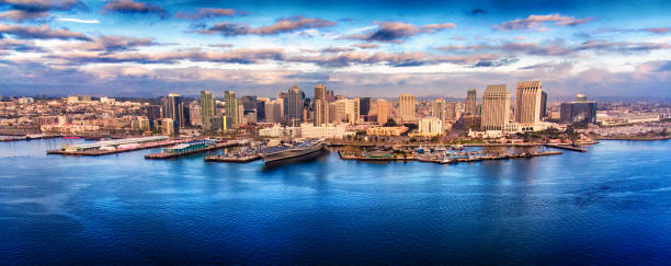 skyline gloomy de san diego - san diego california skyline san diego bay panoramic - fotografias e filmes do acervo