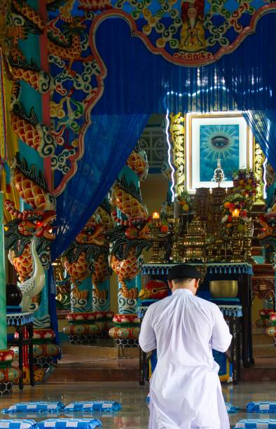 blick in cao dai tempel der caodaismus kirche - caodaism stock-fotos und bilder