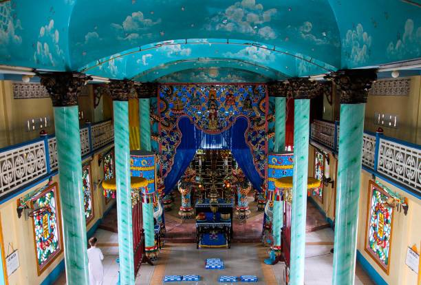 blick in cao dai tempel der caodaismus kirche - caodaism stock-fotos und bilder