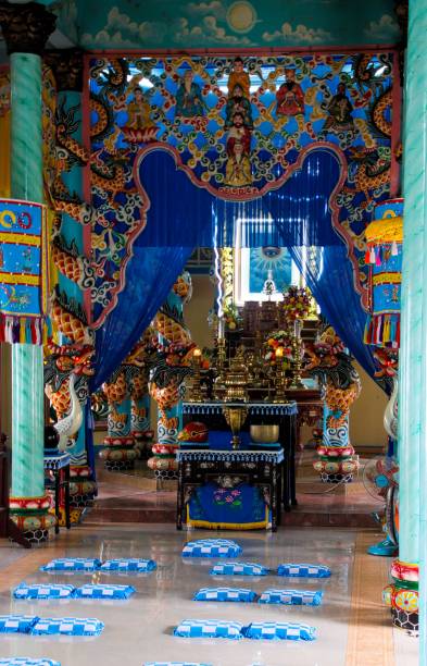 blick in cao dai tempel der caodaismus kirche - caodaism stock-fotos und bilder