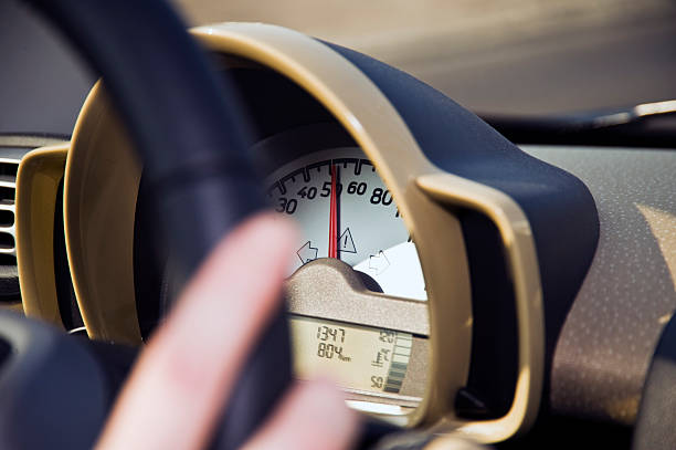 velocímetro-limite de velocidade - speedometer odometer number 50 car - fotografias e filmes do acervo