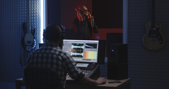 Actor haciendo voz en off en estudio de sonido photo