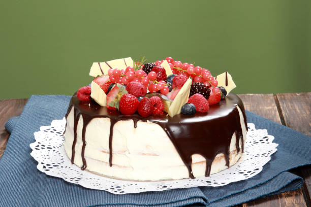 신선한 과일과 초콜릿 캐스케이드 케이크 - red currant black currant fruitcake birthday cake 뉴스 사진 이미지