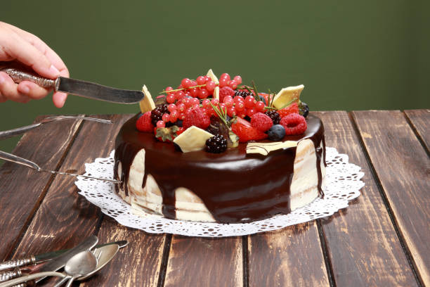 신선한 과일과 초콜릿 캐스케이드 케이크 - red currant black currant fruitcake birthday cake 뉴스 사��진 이미지