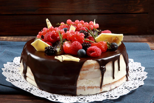 신선한 과일과 초콜릿 캐스케이드 케이크 - red currant black currant fruitcake birthday cake 뉴스 사진 이미지