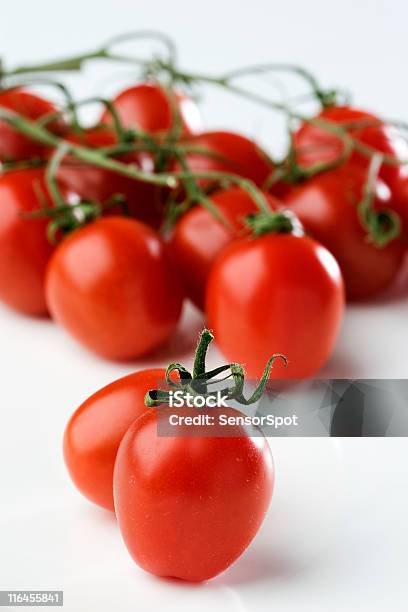 Oddział Pomidory - zdjęcia stockowe i więcej obrazów Bez ludzi - Bez ludzi, Bliskie zbliżenie, Czerwony