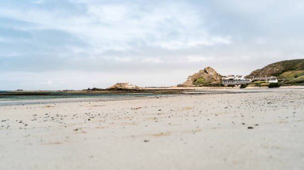 저지 섬, 모래 해변, 절벽 앳 르 그랑 에타케렐, 영국 - jersey uk nature landscape 뉴스 사진 이미지