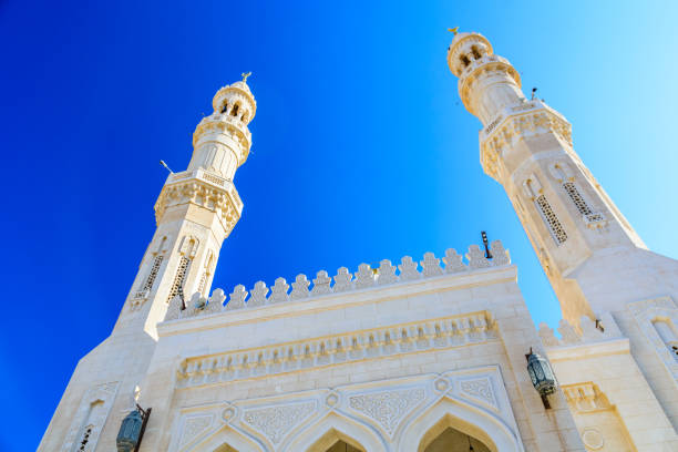 центральная мечеть в районе эль-дахар города хургада, египет - beautiful horizontal arabia hurghada стоковые фото и изображения