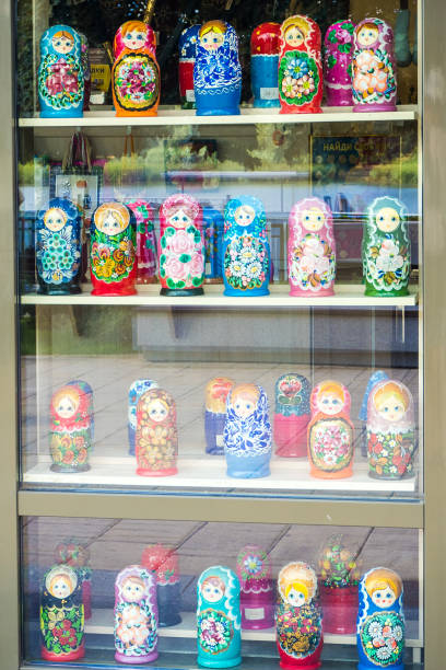 showcase de um quiosque com lembranças para turistas, venda de matryoshkas coloridos - russian nesting doll babushka doll large group of objects - fotografias e filmes do acervo