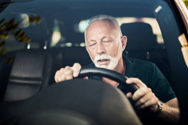 senior mann einschlafen, während ein auto fahren. - falling senior adult people one person stock-fotos und bilder