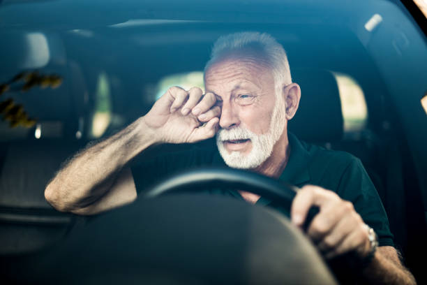 el hombre mayor casi se duerme mientras conduce. - eyes contact fotografías e imágenes de stock