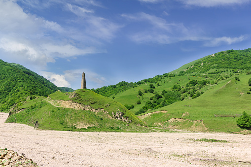 Torre Karacolskiy, siglo XIV. en el asentamiento homónimo del II-I Milenio antes de Cristo, República Chechena, distrito de Vedeno, pueblo de kharachoy photo
