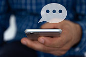 hand-des-mannes-tippen-text-auf-mobile-smartphone-online-chat-chat-auf-anwendung-kommunikation.jpg?b=1&s=170x170&k=20&c=71TzLI8yTTJXHZgmT2o7xRxgpD7fDLuM9DK992V2DDs=