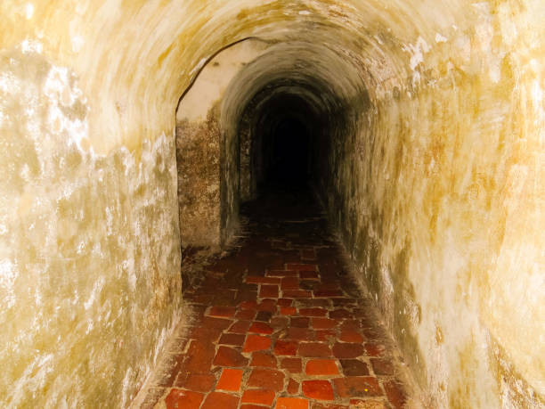 túnel antiguo en fortaleza de san felipe en cartagena colombia - castillo de san felipe de barajas fotografías e imágenes de stock