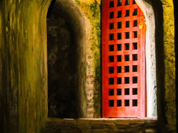 puerta y túnel antiguos en fortaleza de san felipe en cartagena colombia - castillo de san felipe de barajas fotografías e imágenes de stock