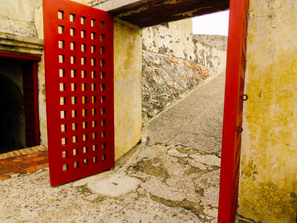 puertas antiguas en fortaleza de san felipe en cartagena colombia - castillo de san felipe de barajas fotografías e imágenes de stock