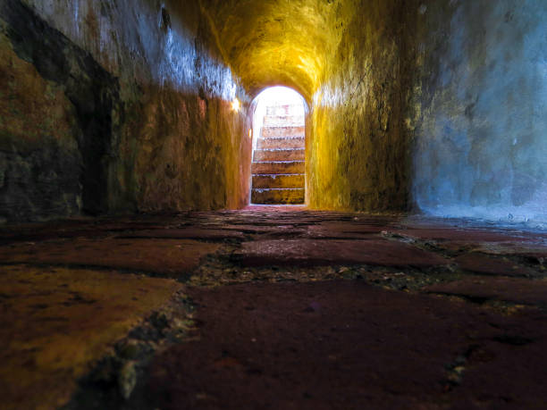 túnel antiguo en fortaleza de san felipe en cartagena colombia - castillo de san felipe de barajas fotografías e imágenes de stock