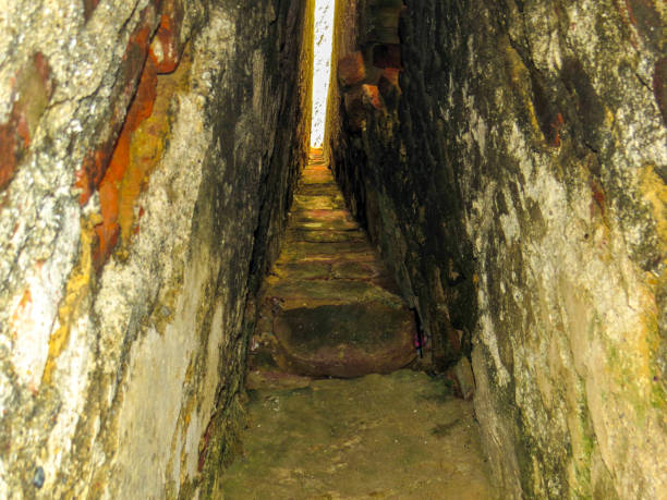 antiguo túnel de ventilación en fortaleza de san felipe en cartagena colombia - castillo de san felipe de barajas fotografías e imágenes de stock