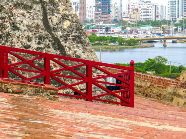 fortaleza de san felipe y vista panorámica de cartagena colombia - castillo de san felipe de barajas fotografías e imágenes de stock