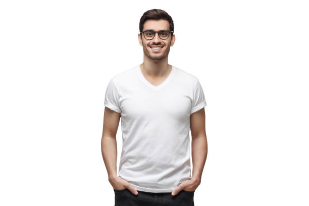 yong mann in lässigem t-shirt stehend mit händen in taschen, isoliert auf weißem hintergrund - artificial model fotos stock-fotos und bilder