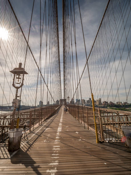 portrait ansicht des brooklyn bridge walkway am frühen morgen - 3448 stock-fotos und bilder