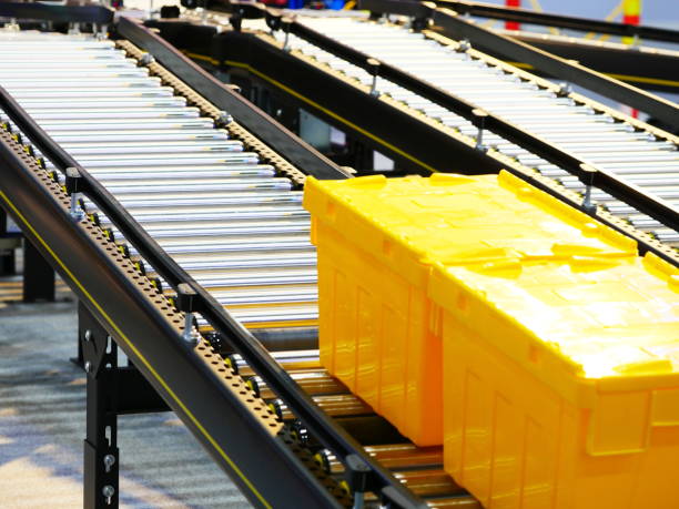 istock Conveyor belt curve showing brown packed postal boxes 1164591098