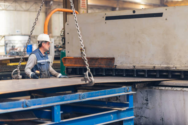 trabajadores industriales que trabajan en la metalurgia - operador de prensa de frenos - cutting plate fotografías e imágenes de stock