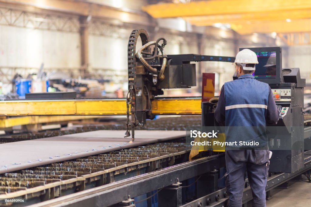 Stahlarbeiter auf CNC-Plasmaschneidermaschine - Lizenzfrei Kommerzielle Herstellung Stock-Foto