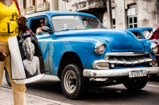 ハバナ、キューバでマリリンモンローバッグを運ぶ女性 - cuba car chevrolet havana ストックフォトと画像