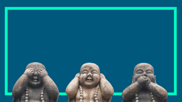 conception concept d'une bannière ou d'une impression pour la campagne de publicité. 3 statues de bouddha têtes dans une pose de 3 mokeys sages: ne voir pas le mal, n'entendent pas le mal, ne disent pas le mal. avec fond et cadre de myrtille. - sculpture contemporary buddha sparse photos et images de collection