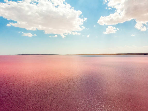 luftaufnahme des tuz-sees, tuz golu. salzsee. rotes, rosa salzwasser. es ist der zweitgrößte see der türkei und einer der größten hypersaline-seen der welt - hypersaline stock-fotos und bilder