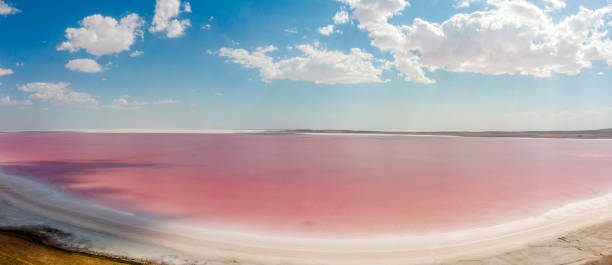 luftaufnahme des tuz-sees, tuz golu. salzsee. rotes, rosa salzwasser. es ist der zweitgrößte see der türkei und einer der größten hypersaline-seen der welt - hypersaline stock-fotos und bilder