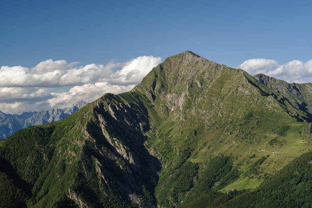 카사르고, 레코, 롬바르디아, 이탈리아, 2019년 7월 07일 - 마운틴 레그논(2,609m) 산악 무지오(1,799m)에서 가져온 명백한 뿔 모양의 프로필 - 2609 뉴스 사진 이미지