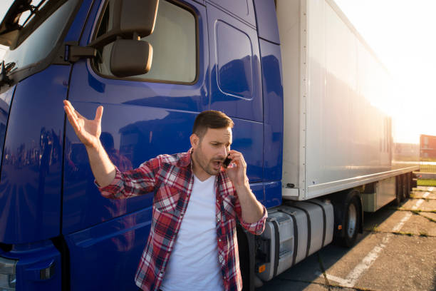 проблемы на дороге. водитель грузовика в беде. - truck semi truck blue truck driver стоковые фото и изображения