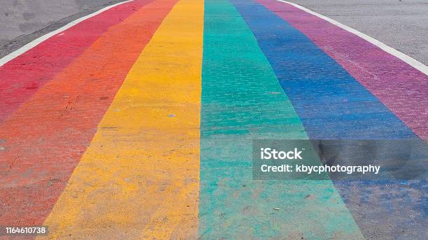 Cận Cảnh Lối Đi Bộ Vỉa Hè Pride Rainbow Ở Trung Tâm Thành Phố Hình ảnh Sẵn có - Tải xuống Hình ảnh Ngay bây giờ