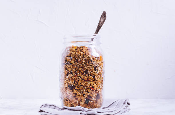 deliziosa muesli fatta in casa - oatmeal raisin porridge nut foto e immagini stock