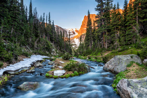 odessa lake outlet e notchtop mountain sunrise - parco nazionale delle montagne rocciose foto e immagini stock