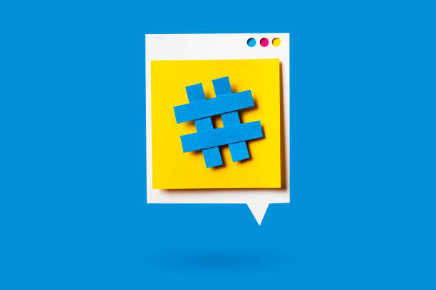 wycięcie papierowe symbolu hashtagu na żółtej dymce na niebieskim tle. koncepcja mediów społecznościowych i marketingu cyfrowego. - looking sharp stock illustrations