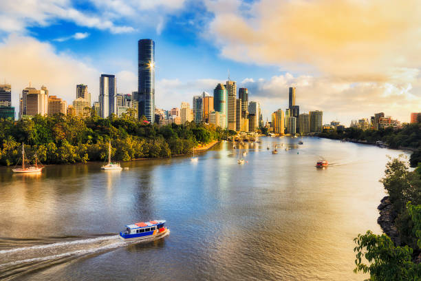 bne cbd cliffs park ferry sunlight - brisbane fotografías e imágenes de stock