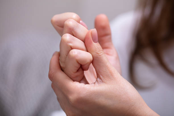 woman cracking their knuckles - knuckle imagens e fotografias de stock