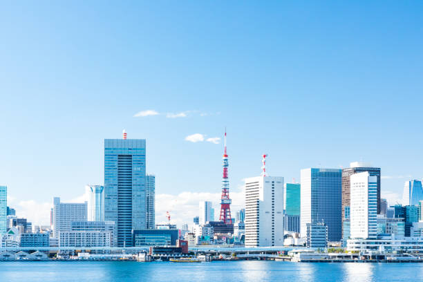 vista lateral del muelle de takeshiba vista desde el muelle de harumi5 - bahía de tokio fotografías e imágenes de stock