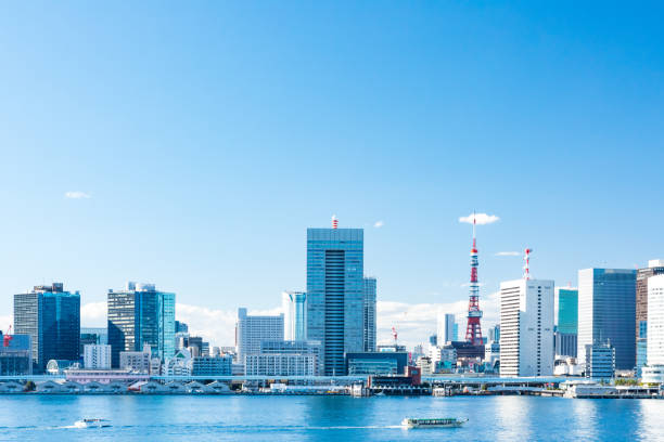 vista lateral del muelle de takeshiba vista desde el muelle de harumi10 - bahía de tokio fotografías e imágenes de stock