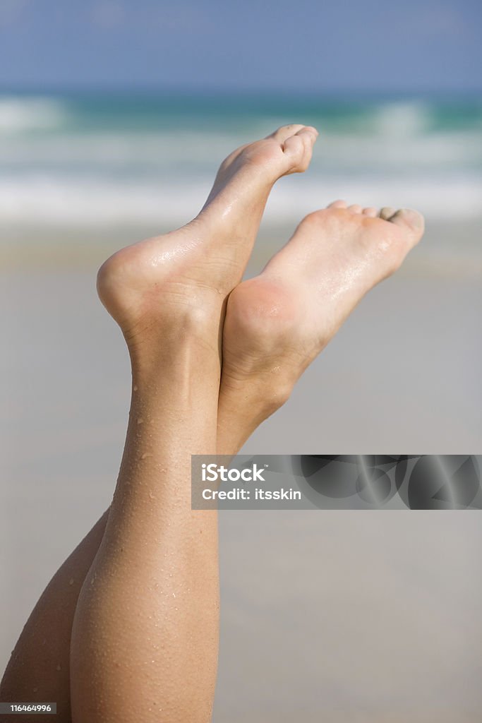 Piernas en la playa - Foto de stock de Tobillo libre de derechos
