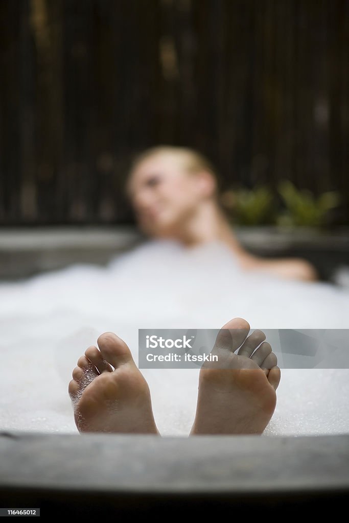Relaxando na banheira de hidromassagem - Foto de stock de Banheira Quente royalty-free