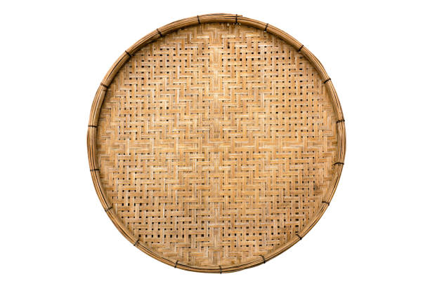 흰색 배경에 고립 된 오래된 직조 대나무 나무 트레이. 대나무 바구니 핸드메이드 절연 - wicker textured bamboo brown 뉴스 사진 이미지