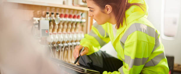 kadın isıtma mühendisi - isıtma tesisatı mühendisi stok fotoğraflar ve resimler