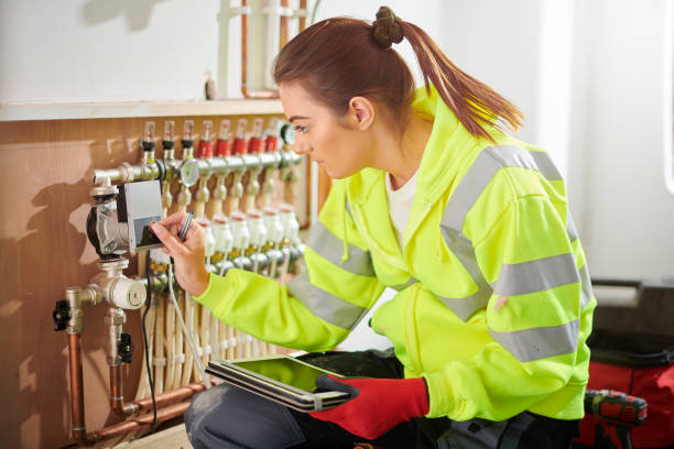 kadın isıtma mühendisi - isıtma tesisatı mühendisi stok fotoğraflar ve resimler