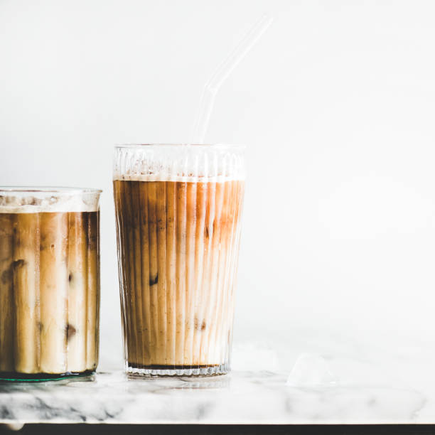 café glacé de latte dans des glaces avec des pailles, culture carrée - milk shake coffee latté cold photos et images de collection