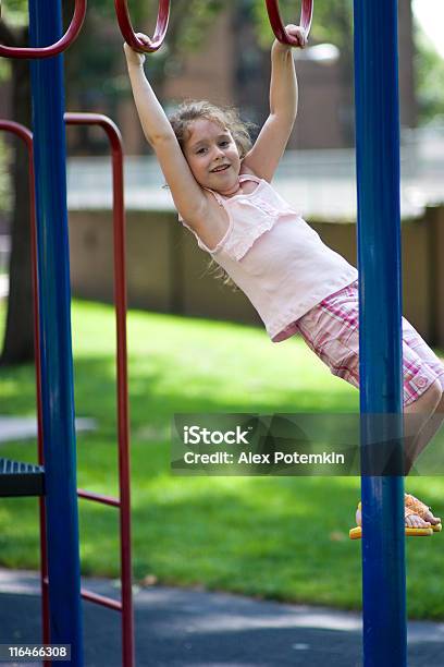 Una Niña Jugando En El Patio De Juegos Foto de stock y más banco de imágenes de Actividad - Actividad, Actividad física, Actividad móvil general